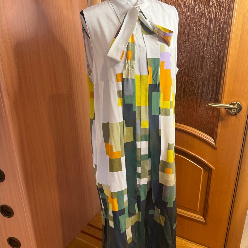 Akris Pixel Flowers Sleeveless Silk Crepe
Shirtdress 16 - Picture 3 of 16